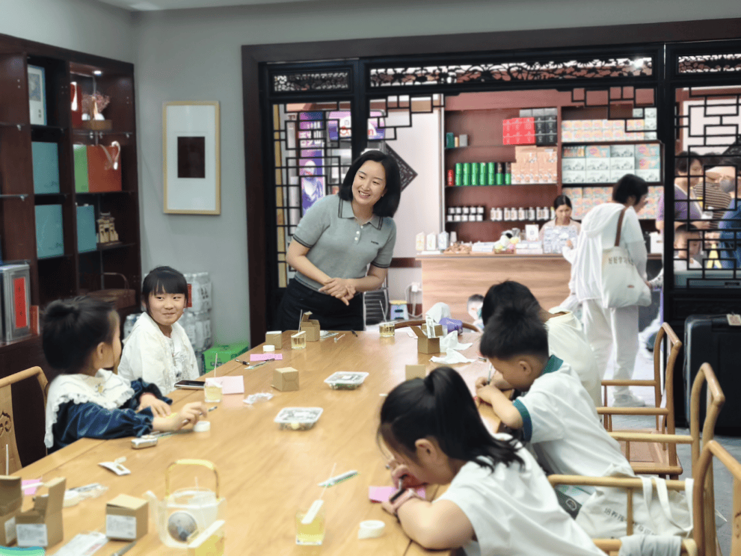徽博举办“以香传情·手作感恩”母亲节主题社教活动AG真人百家家乐app以传统工艺致敬母爱——中(图2)